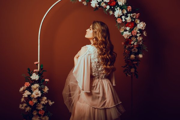 Élégance naturelle : astuces pour mettre en valeur votre style avec des robes longues en mousseline lors d"un mariage en extérieur